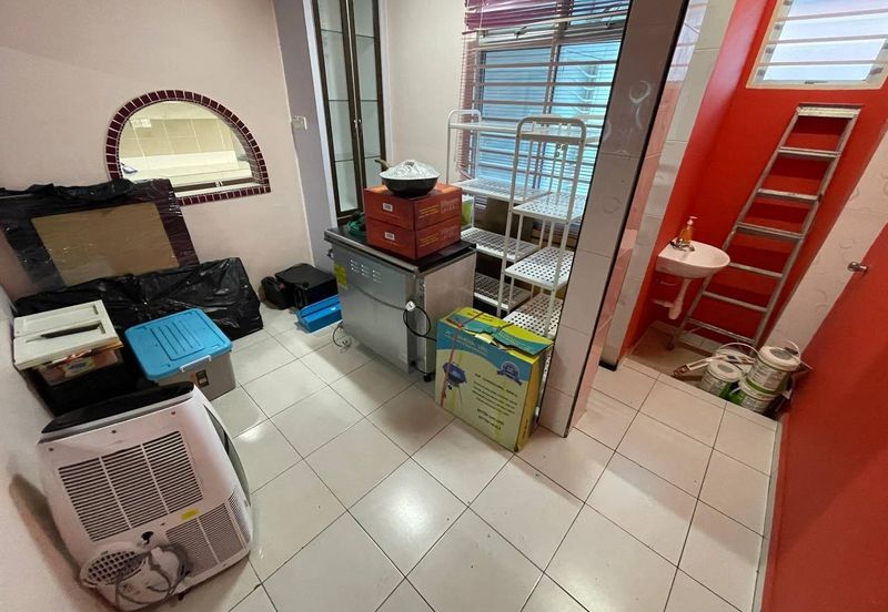 CORNER FACING OPEN, SPACIOUS 5 BIG ROOMS  Double Storey CORNER LOT Taman Bandar Senawang, Seremban 