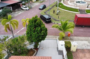 CORNER FACING OPEN, SPACIOUS 5 BIG ROOMS  Double Storey CORNER LOT Taman Bandar Senawang, Seremban 