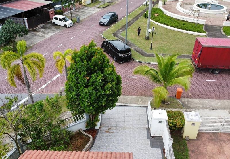 CORNER FACING OPEN, SPACIOUS 5 BIG ROOMS  Double Storey CORNER LOT Taman Bandar Senawang, Seremban 