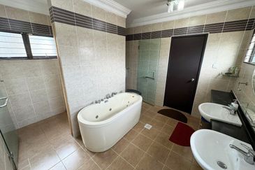 EXTENDED KITCHEN & STRICTLY GATED GUARDED . Double Storey Cluster Semi D Cahaya SPK @ Shah Alam