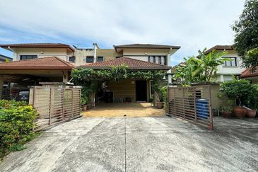 EXTENDED KITCHEN & STRICTLY GATED GUARDED . Double Storey Cluster Semi D Cahaya SPK @ Shah Alam