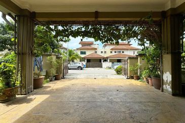 EXTENDED KITCHEN & STRICTLY GATED GUARDED . Double Storey Cluster Semi D Cahaya SPK @ Shah Alam