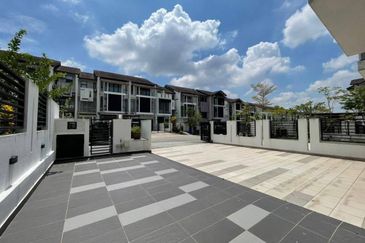 HUGE Built Up & EXCELLENT CONDITION 3 Storey Terrace Maple Denai Alam, Shah Alam
