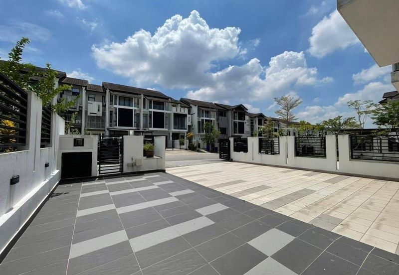 HUGE Built Up & EXCELLENT CONDITION 3 Storey Terrace Maple Denai Alam, Shah Alam