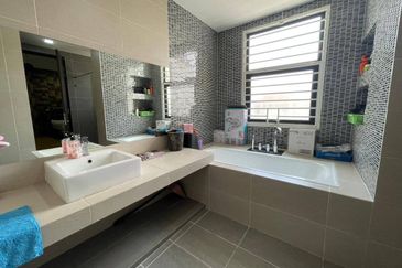 HUGE Built Up & EXCELLENT CONDITION 3 Storey Terrace Maple Denai Alam, Shah Alam