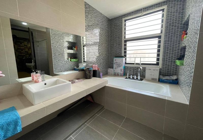 HUGE Built Up & EXCELLENT CONDITION 3 Storey Terrace Maple Denai Alam, Shah Alam