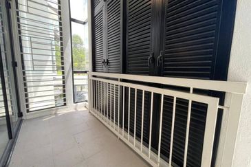 HUGE Built Up & EXCELLENT CONDITION 3 Storey Terrace Maple Denai Alam, Shah Alam