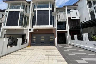 HUGE Built Up & EXCELLENT CONDITION 3 Storey Terrace Maple Denai Alam, Shah Alam