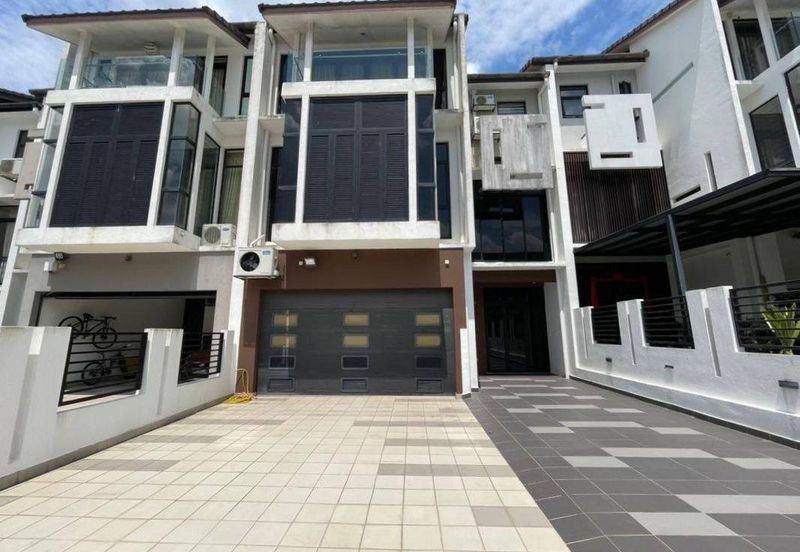HUGE Built Up & EXCELLENT CONDITION 3 Storey Terrace Maple Denai Alam, Shah Alam