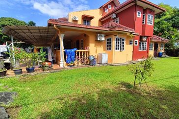 SPACIOUS UNIT & STRATEGIC LOCATION 2.5 Storey Bungalow Seksyen 3, Shah Alam