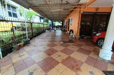 SPACIOUS UNIT & STRATEGIC LOCATION 2.5 Storey Bungalow Seksyen 3, Shah Alam