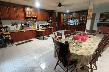SPACIOUS UNIT & STRATEGIC LOCATION 2.5 Storey Bungalow Seksyen 3, Shah Alam