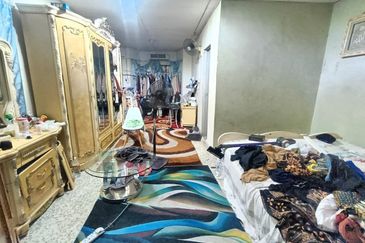 SPACIOUS UNIT & STRATEGIC LOCATION 2.5 Storey Bungalow Seksyen 3, Shah Alam