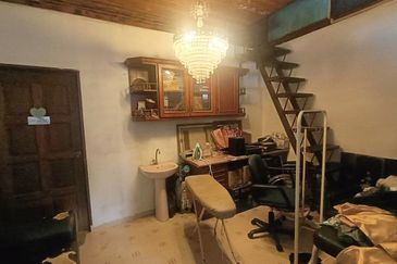 SPACIOUS UNIT & STRATEGIC LOCATION 2.5 Storey Bungalow Seksyen 3, Shah Alam