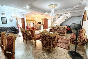 SPACIOUS UNIT & STRATEGIC LOCATION 2.5 Storey Bungalow Seksyen 3, Shah Alam