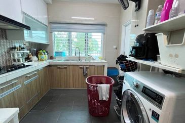 FREEHOLD & EXTENDED KITCHEN Double Storey Terrace Serissa Seksyen U16, Denai Alam