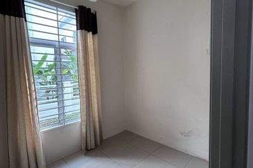PARTLY RENOVATED with EXTRA Land SEMI-D Cluster 2-storey house SP10, Bandar Saujana Putra 