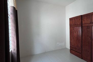 PARTLY RENOVATED with EXTRA Land SEMI-D Cluster 2-storey house SP10, Bandar Saujana Putra 