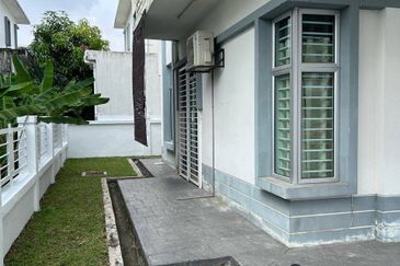 PARTLY RENOVATED with EXTRA Land SEMI-D Cluster 2-storey house SP10, Bandar Saujana Putra 