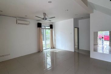 PARTLY RENOVATED with EXTRA Land SEMI-D Cluster 2-storey house SP10, Bandar Saujana Putra 