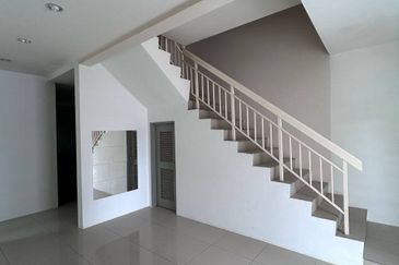 PARTLY RENOVATED with EXTRA Land SEMI-D Cluster 2-storey house SP10, Bandar Saujana Putra 