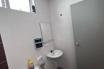 PARTLY RENOVATED with EXTRA Land SEMI-D Cluster 2-storey house SP10, Bandar Saujana Putra 