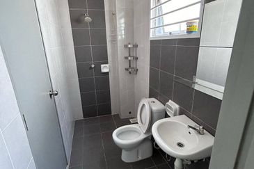 PARTLY RENOVATED with EXTRA Land SEMI-D Cluster 2-storey house SP10, Bandar Saujana Putra 