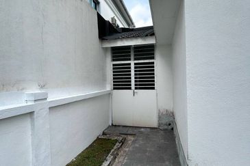 PARTLY RENOVATED with EXTRA Land SEMI-D Cluster 2-storey house SP10, Bandar Saujana Putra 