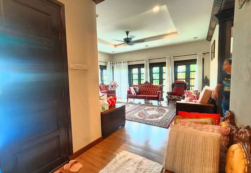 HUGE RENOVATED UNIT with 6 BEDROOMS  Double Storey Bungalow Jalan Tanjung Rhu, Seksyen 30, Shah Alam