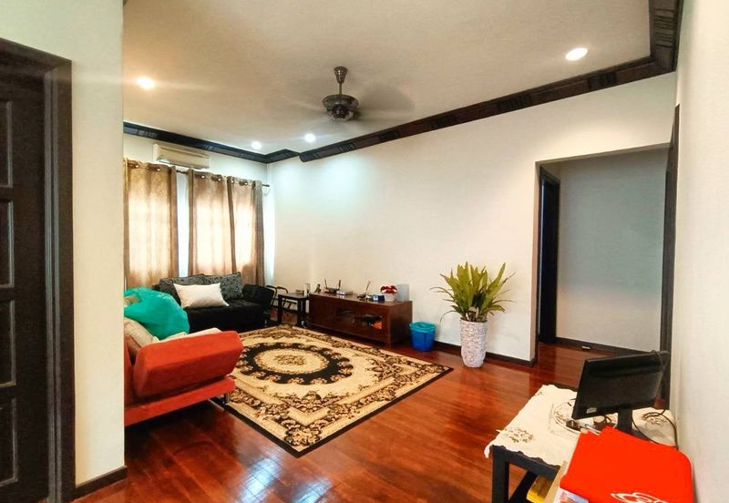 HUGE RENOVATED UNIT with 6 BEDROOMS  Double Storey Bungalow Jalan Tanjung Rhu, Seksyen 30, Shah Alam