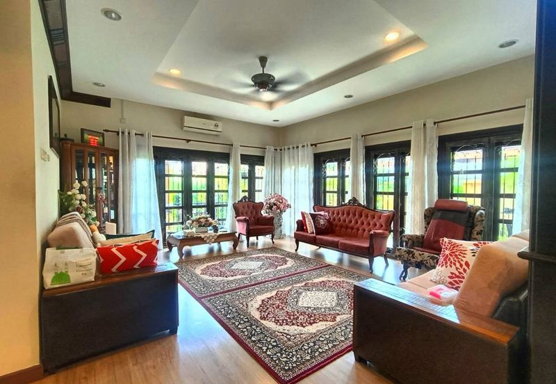 HUGE RENOVATED UNIT with 6 BEDROOMS  Double Storey Bungalow Jalan Tanjung Rhu, Seksyen 30, Shah Alam