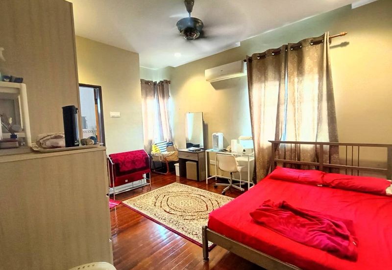 HUGE RENOVATED UNIT with 6 BEDROOMS  Double Storey Bungalow Jalan Tanjung Rhu, Seksyen 30, Shah Alam