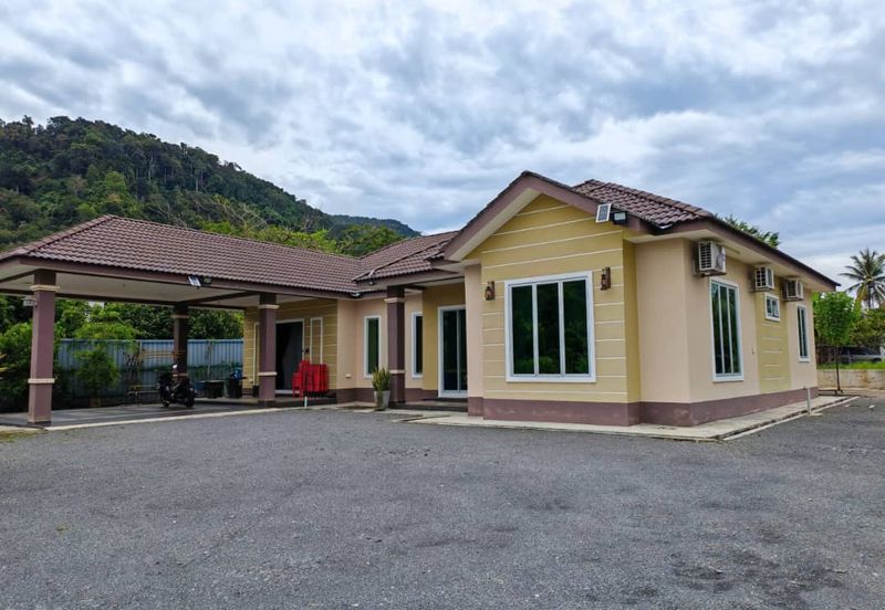 RUMAH BANGLO MEWAH DAN TANAH HAMPIR 1 RELUNG DI KURONG BATANG UNTUK DIJUAL 