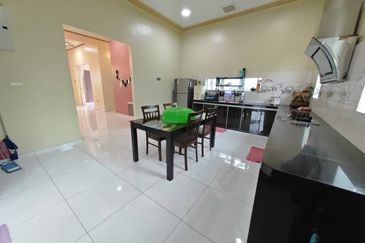 RUMAH BANGLO MEWAH DAN TANAH HAMPIR 1 RELUNG DI KURONG BATANG UNTUK DIJUAL 