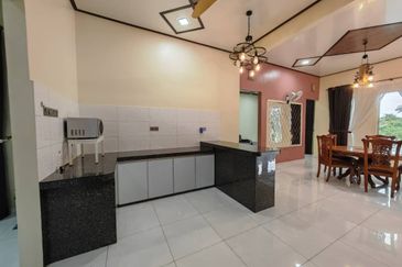 RUMAH BANGLO MEWAH DAN TANAH HAMPIR 1 RELUNG DI KURONG BATANG UNTUK DIJUAL 