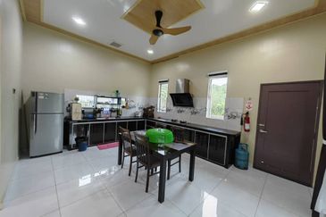 RUMAH BANGLO MEWAH DAN TANAH HAMPIR 1 RELUNG DI KURONG BATANG UNTUK DIJUAL 