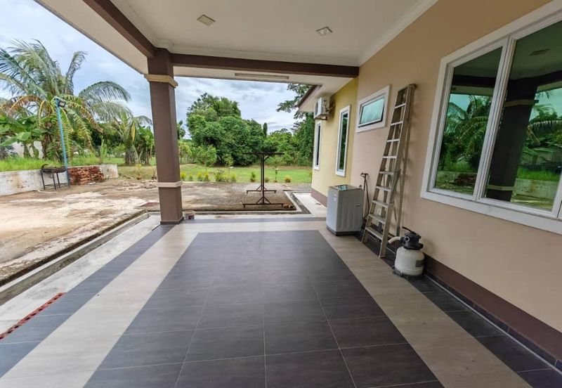 RUMAH BANGLO MEWAH DAN TANAH HAMPIR 1 RELUNG DI KURONG BATANG UNTUK DIJUAL 