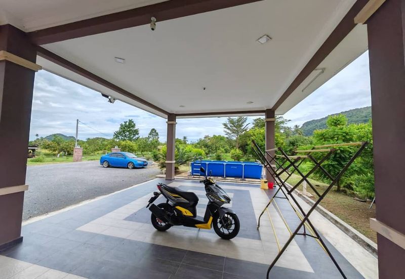 RUMAH BANGLO MEWAH DAN TANAH HAMPIR 1 RELUNG DI KURONG BATANG UNTUK DIJUAL 