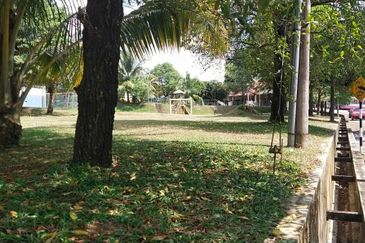 Teres 1 Tingkat Taman Kristal Sungai Karang Darat Kuantan