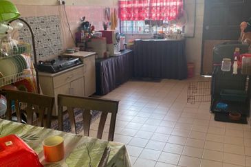 Teres 1 Tingkat Taman Kristal Sungai Karang Darat Kuantan