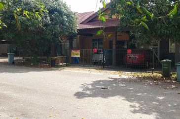 Teres 1 Tingkat Taman Kristal Sungai Karang Darat Kuantan