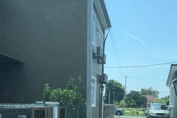 Teres 2 Tingkat Taman Chendering Height Kuala Terengganu