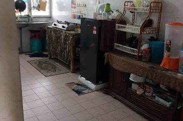 Teres 1 Tingkat Ketapang Tengah Pekan (Untuk Dijual)