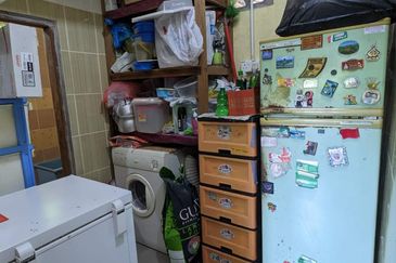 Bango 1 Tingkat Wakaf Baru Gong Badak (Untuk Dijual)