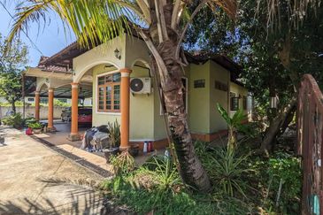 Bango 1 Tingkat Wakaf Baru Gong Badak (Untuk Dijual)