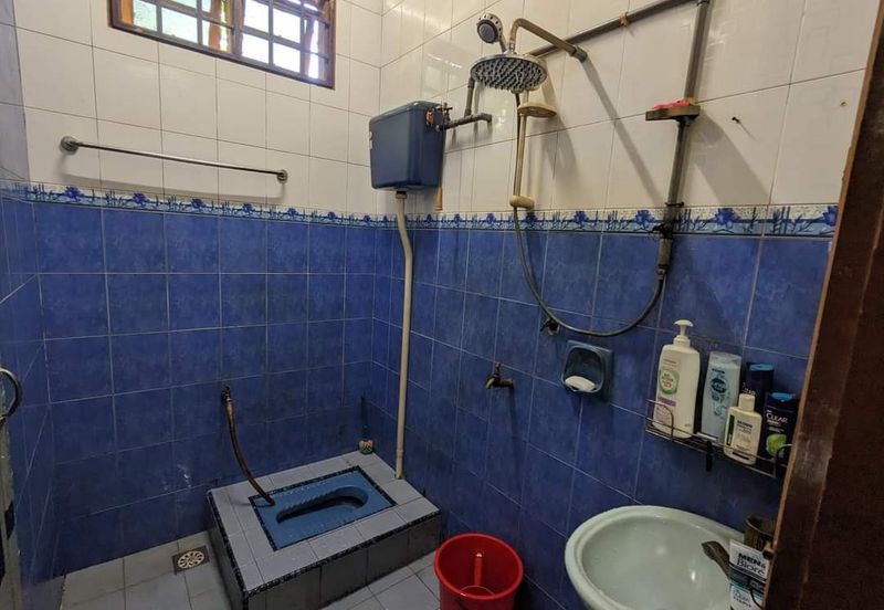 Bango 1 Tingkat Wakaf Baru Gong Badak (Untuk Dijual)