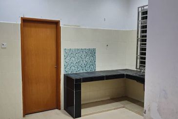 Semi D 2 Tingkat Kampung Batu 3 Binjai Kemaman (Untuk Dijual)