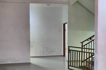 Semi D 2 Tingkat Kampung Batu 3 Binjai Kemaman (Untuk Dijual)