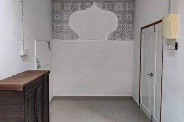 Semi D 2 Tingkat Kampung Batu 3 Binjai Kemaman (Untuk Dijual)