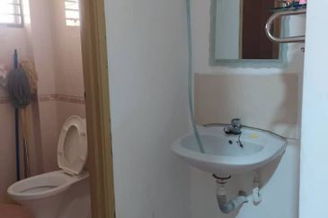 Semi D 2 Tingkat Kampung Batu 3 Binjai Kemaman (Untuk Dijual)